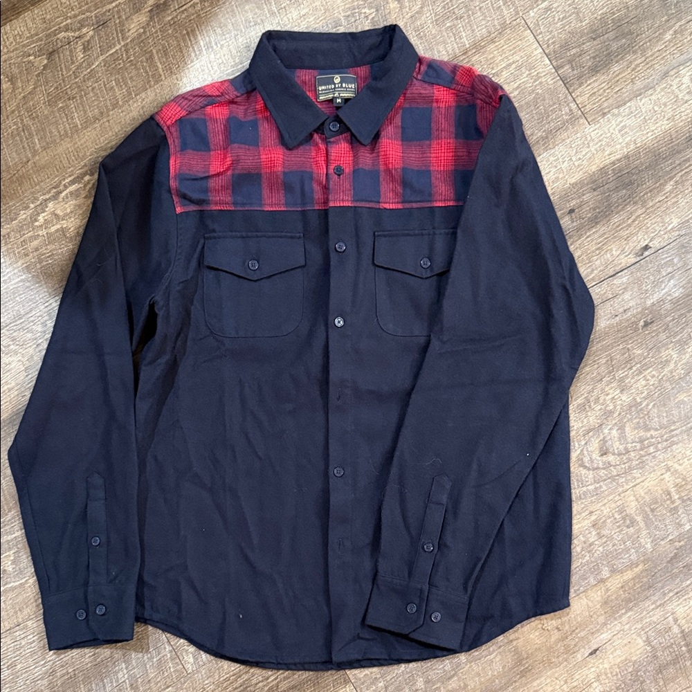 Men’s United by Blue flannel button up shirt size medium EUC